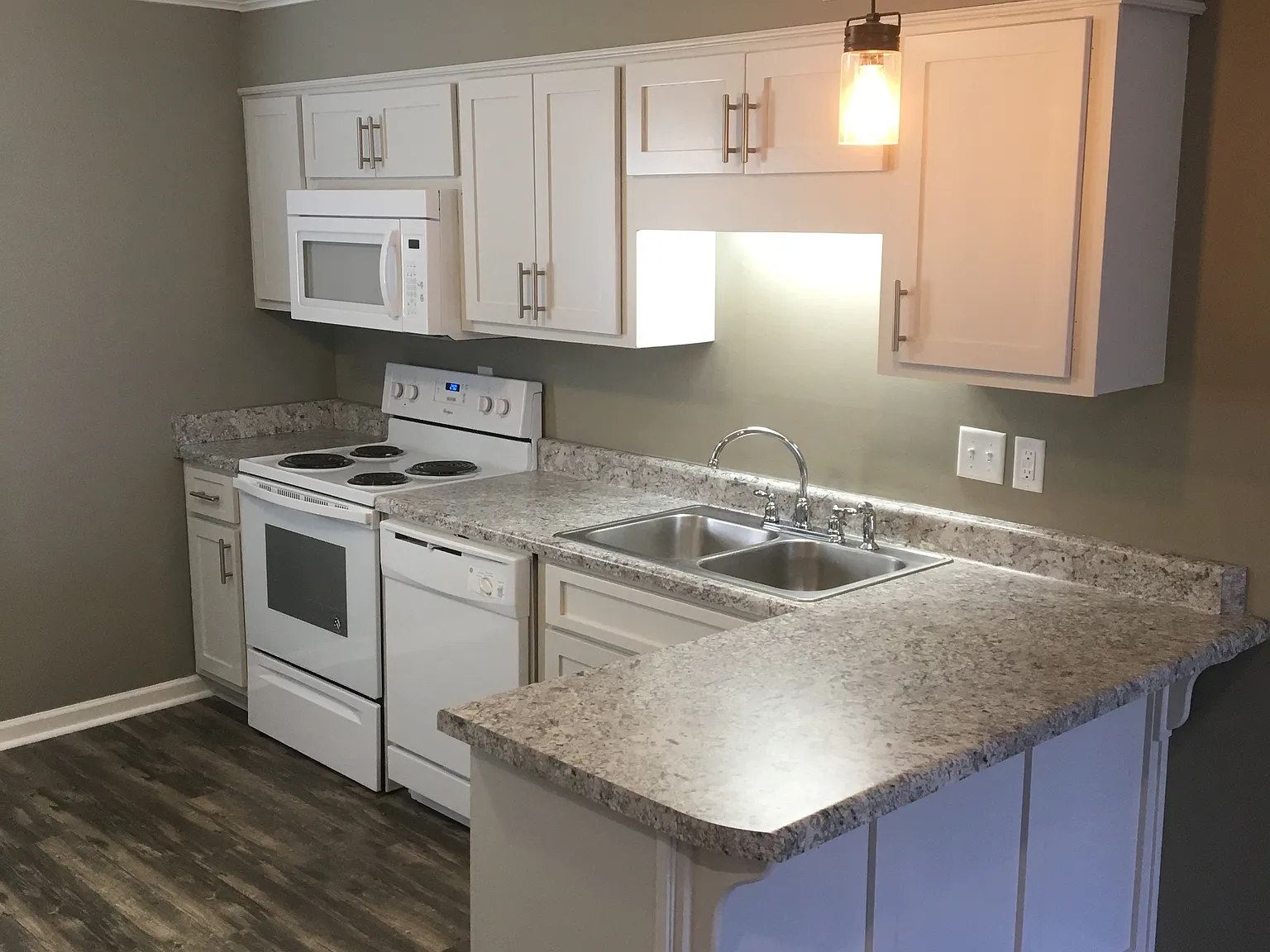 1 bed, 830 sqft, $915 — Photo 2