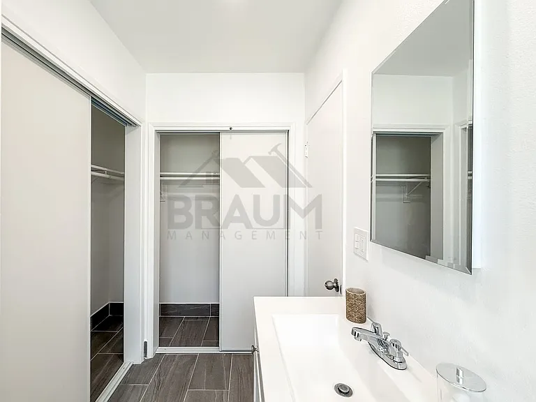 Villa East at Oxnard St. — Photo 35