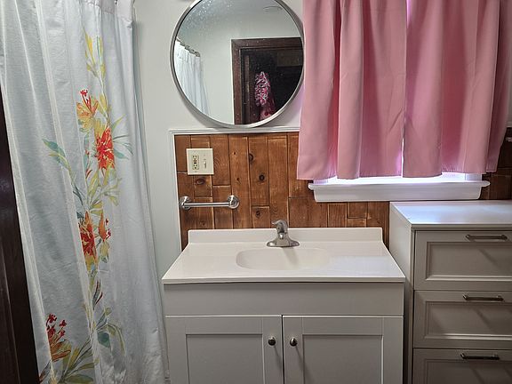 Single bathroom with shower