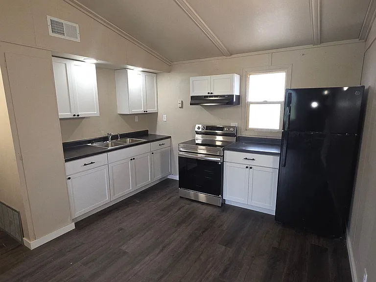 1741 Warwick Way — Photo 7