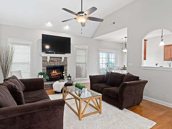 4th image of 1323 Canyon Pl