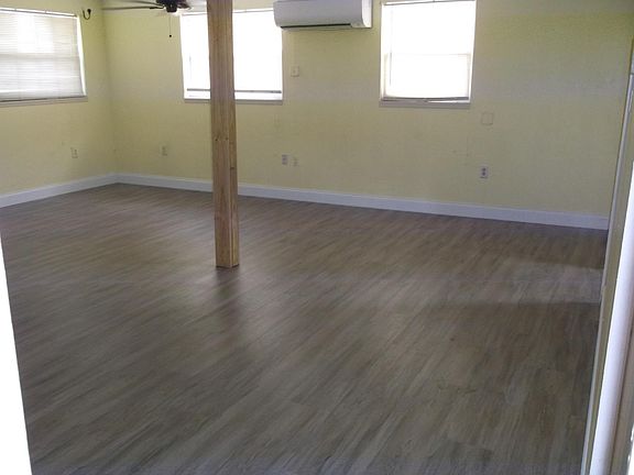 master bed with en suite 20' x 20'