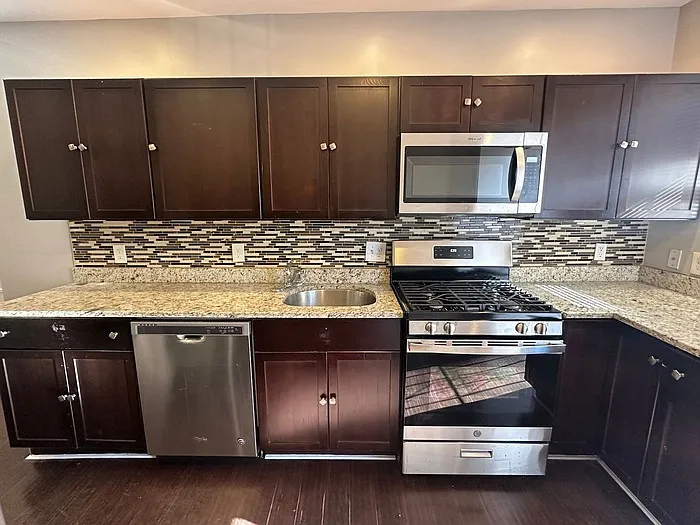 1099 W Fayette St — Photo 11