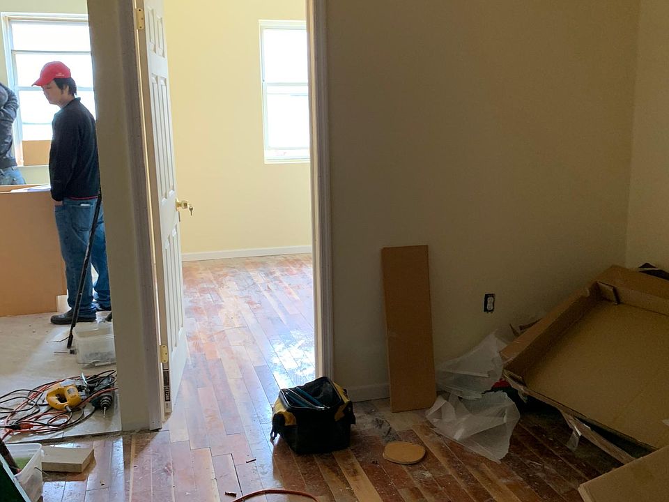 2nd image of 909 Ellsworth St