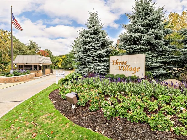 5200 Three Village Dr #T-c, Lyndhurst, OH 44124