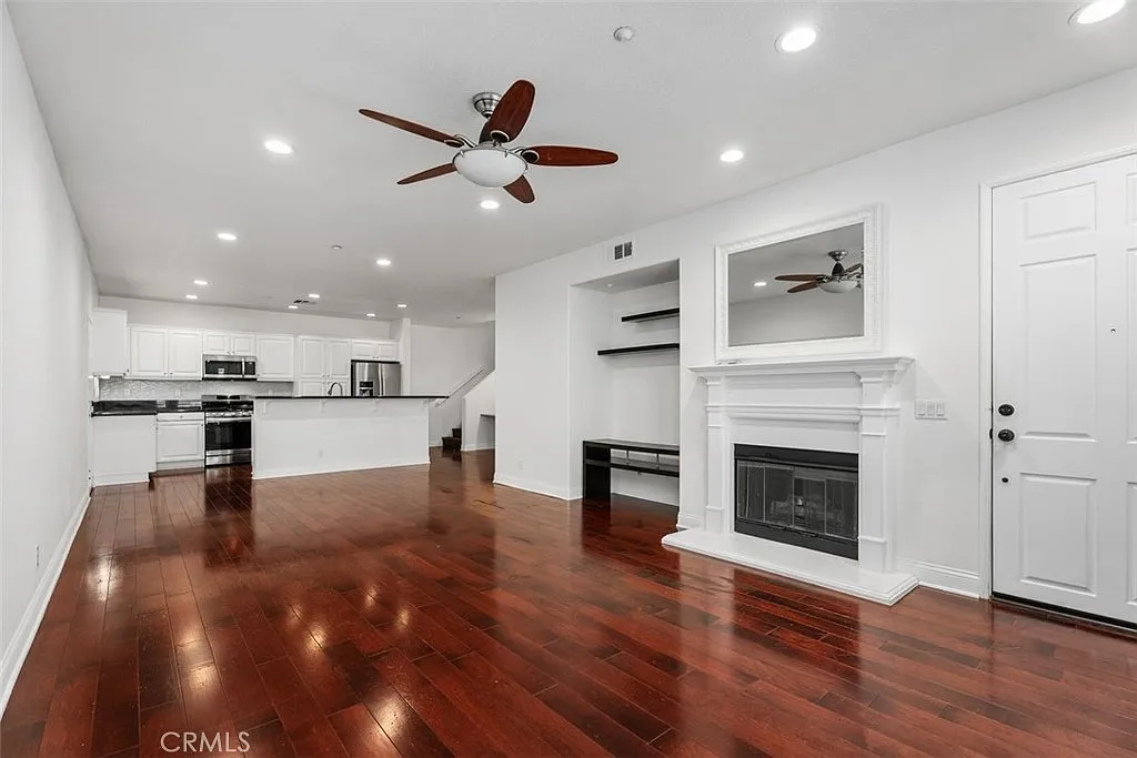 3 bed, 1911 sqft, $4,700 — Photo 3