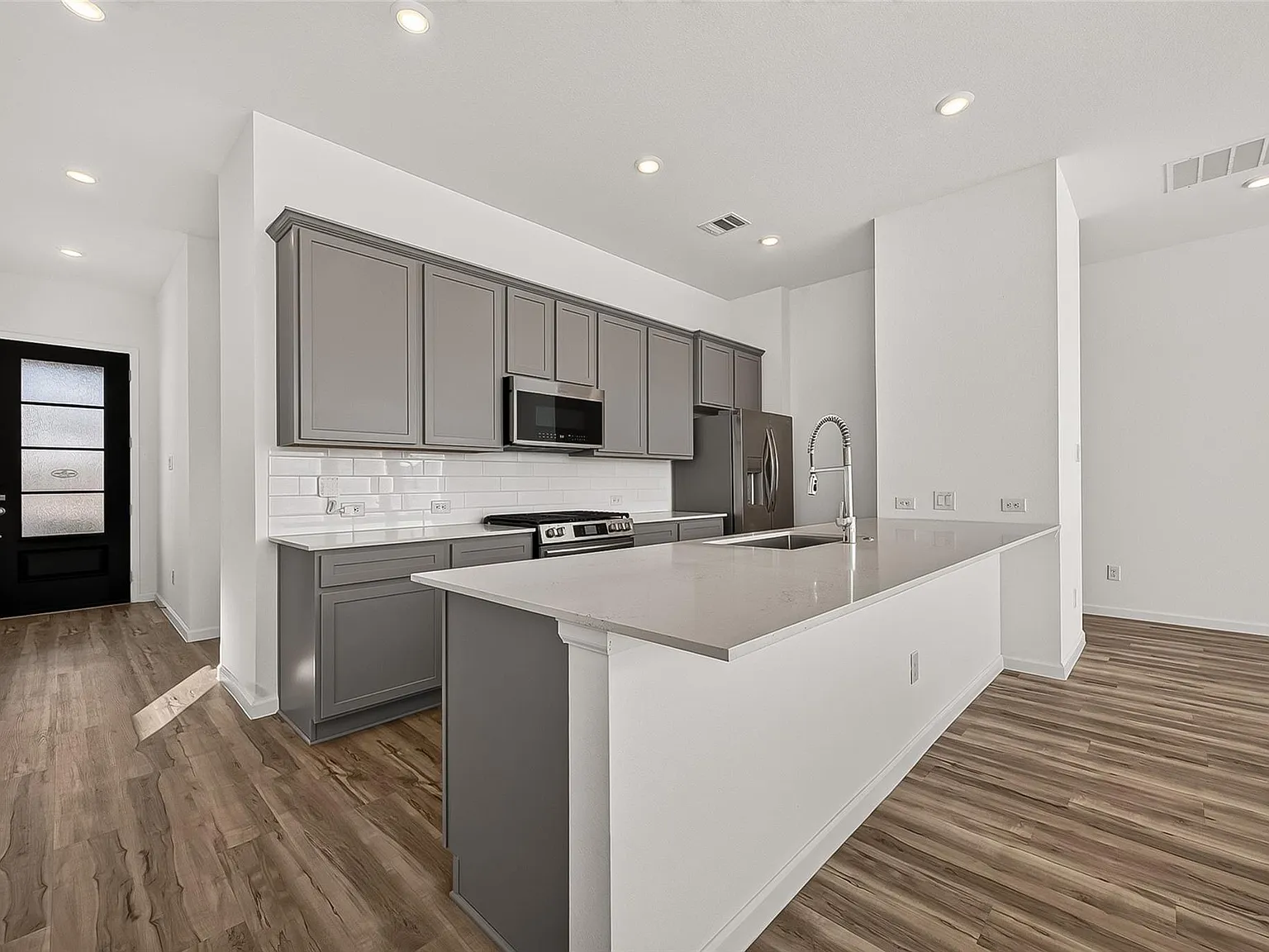 3 bed, 2.5 bath, 1923 sqft, $2,400 — Photo 4