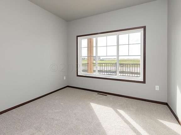 3rd image of 424 Hampton Dr W