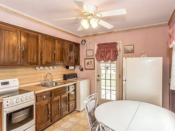 3rd image of 1 Beaver Ln