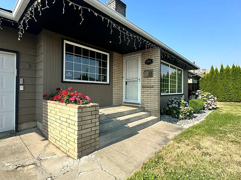 709 Schons Pl — Photo 2