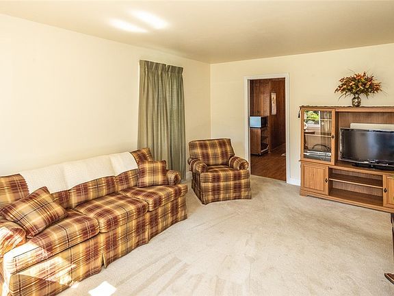2nd image of 110 S Kalmia Ave