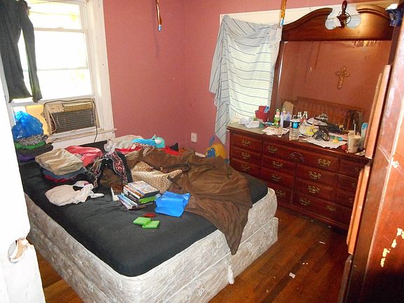 4th image of 4409 Flora Ave