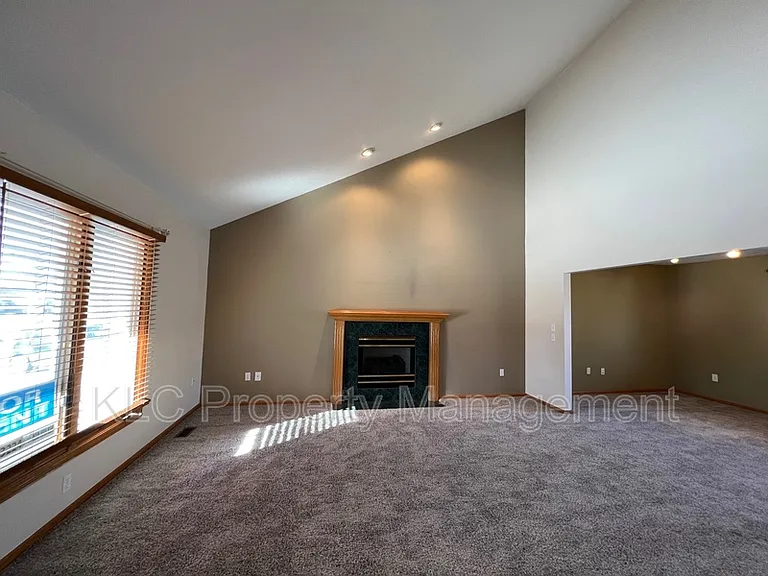 15177 Hawthorn Dr — Photo 4