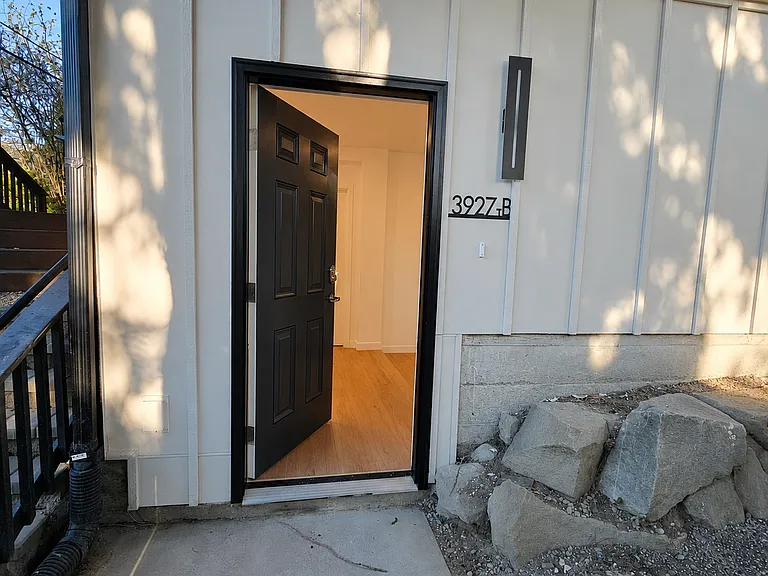 3927 SW Webster St — Photo 3