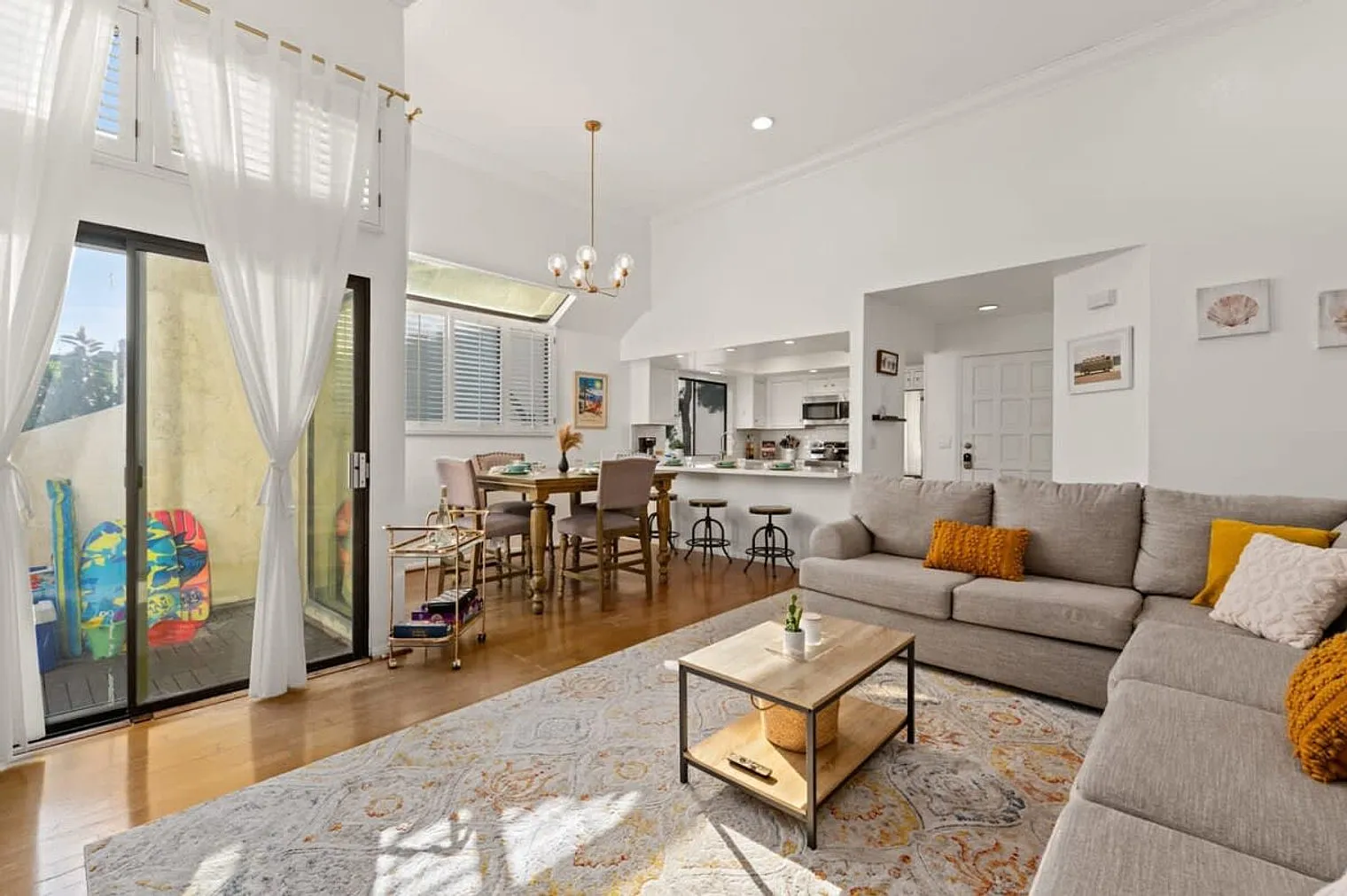 3 bed, 2.0 bath, 1377 sqft, $8,968 — Photo 2