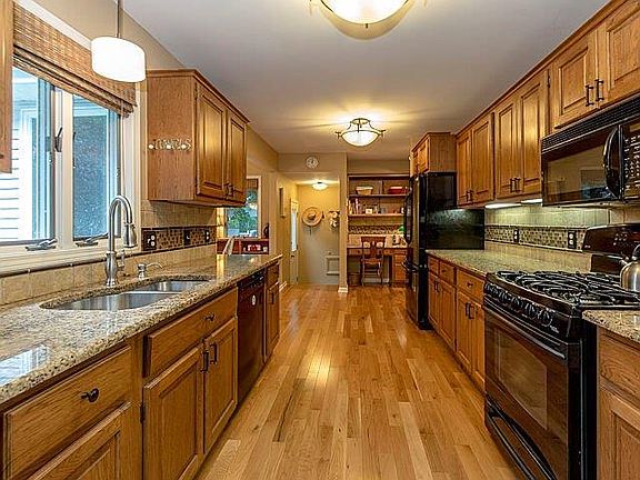 3rd image of 210 Greenside Ave