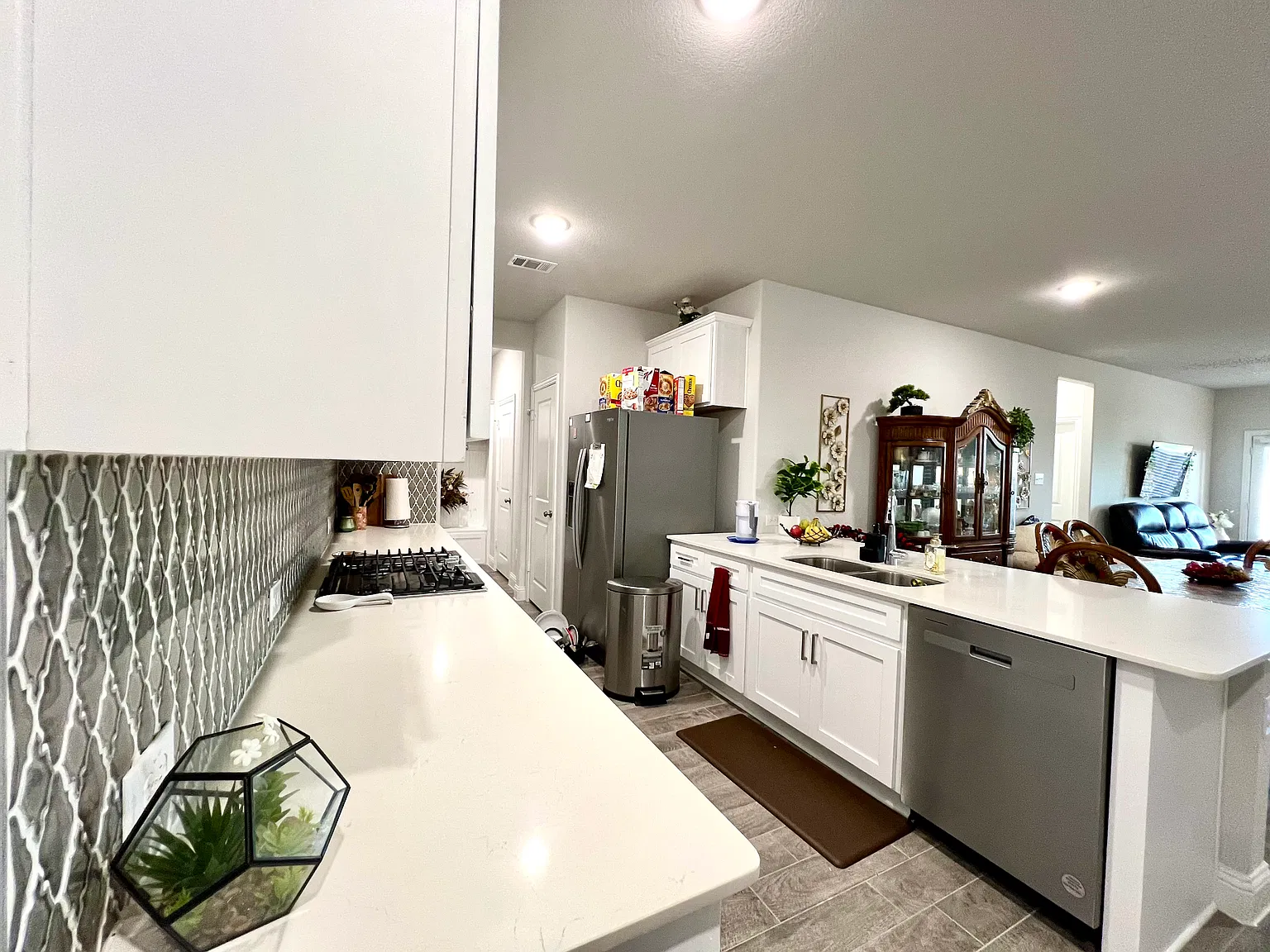 4 bed, 2.5 bath, 2690 sqft, $3,199 — Photo 4