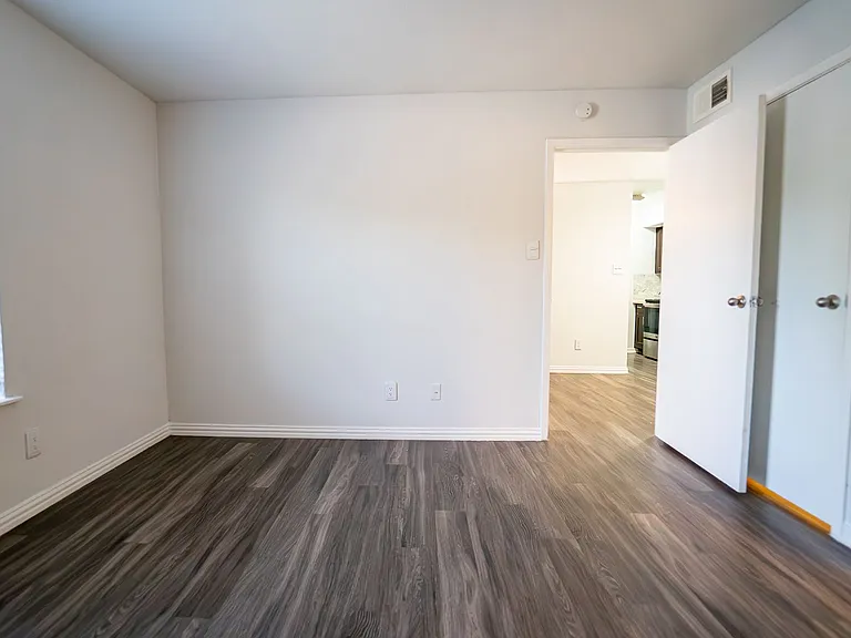 Chesapeake Apartments — Photo 17