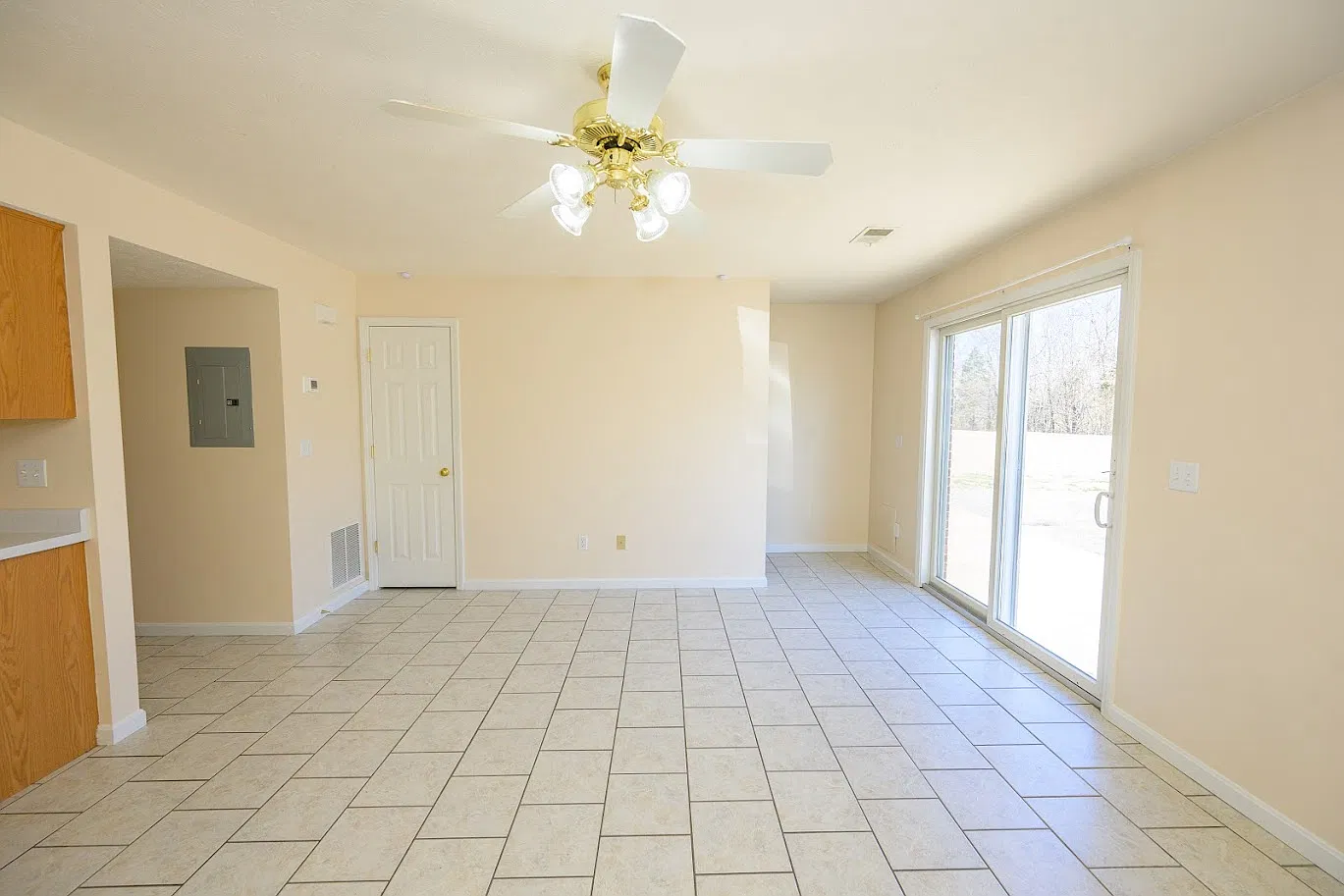 2 bed, 1.5 bath, 1217 sqft, $1,015 — Photo 4