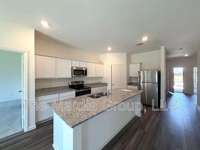 1246 Lambert Dr — Photo 2