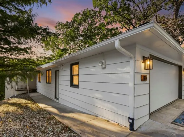 387 NW North Shore Dr, Lake Waukomis, MO 64151