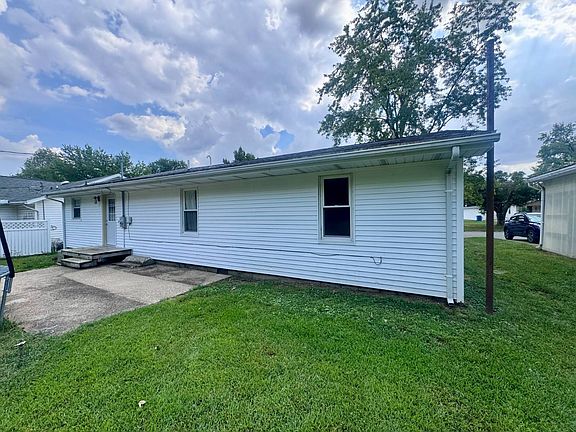 3rd image of 121 Dorris Dr