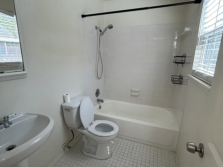 1106 W 22nd St #3 — Photo 9