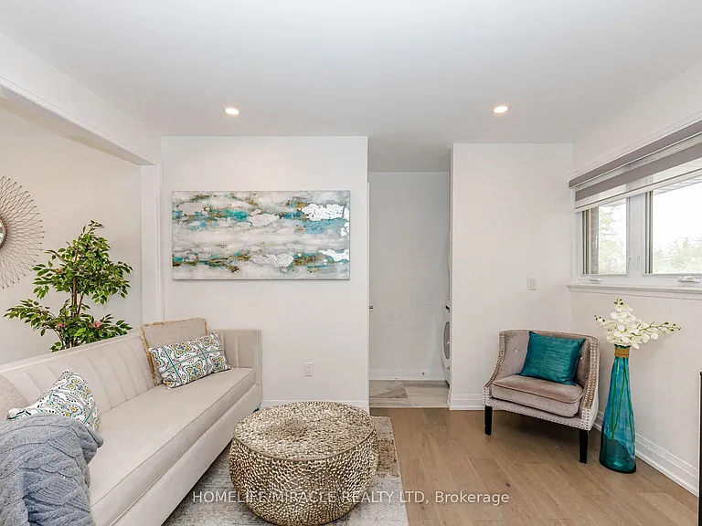 563 Taplow Cres — Photo 8