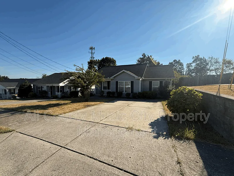 4 bed, 2.0 bath, 1244 sqft, $2,200 — Photo 2