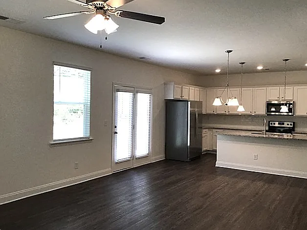 4 bed, 2.5 bath, 2620 sqft, $2,500 — Photo 4