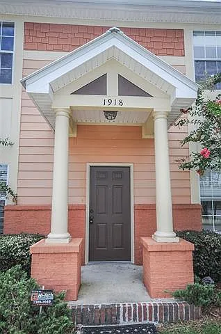 3 bed, 1177 sqft, $1,650 — Photo 2