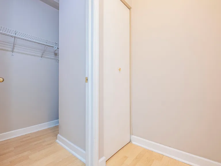 738 w Briar — Photo 8