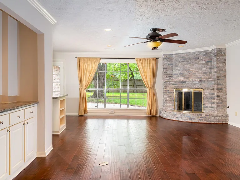 1704 Crystal Hills Dr — Photo 3