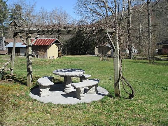 2nd image of 811 Dogwood Dr