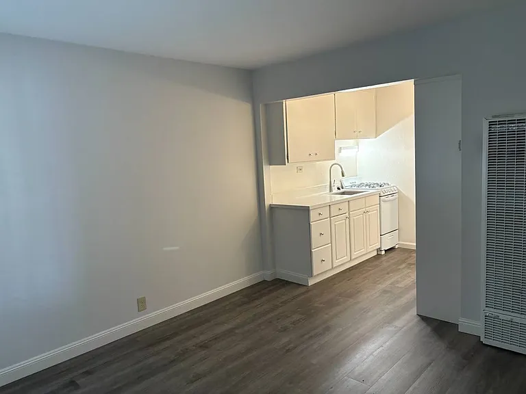 Claremont Park Apartments — Photo 8