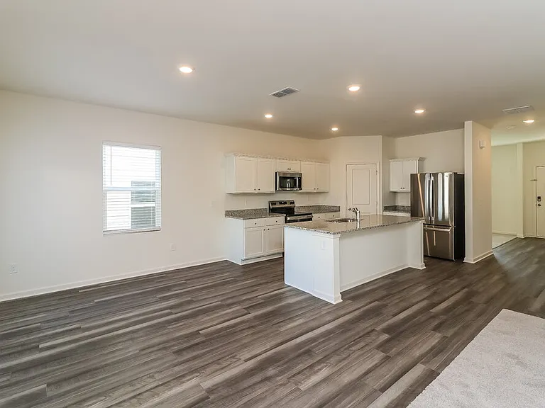 136 Hargrave Ave — Photo 6