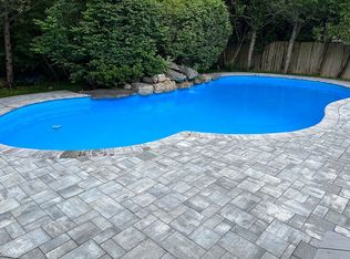 1 Rose Ct, Commack, NY 11725