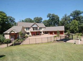 2 Hemingway Ln, Pittsburgh, PA 15215