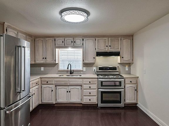 4th image of 309 Pecan St