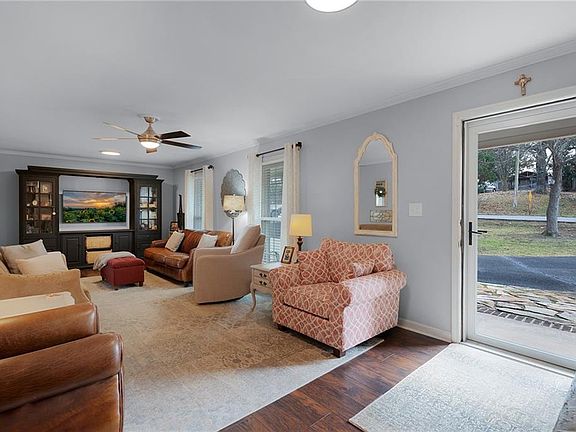 4th image of 136 Meadow Ln