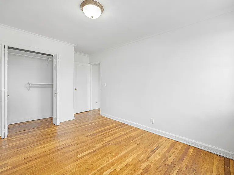 2335 Hudson Ter #D6 — Photo 11