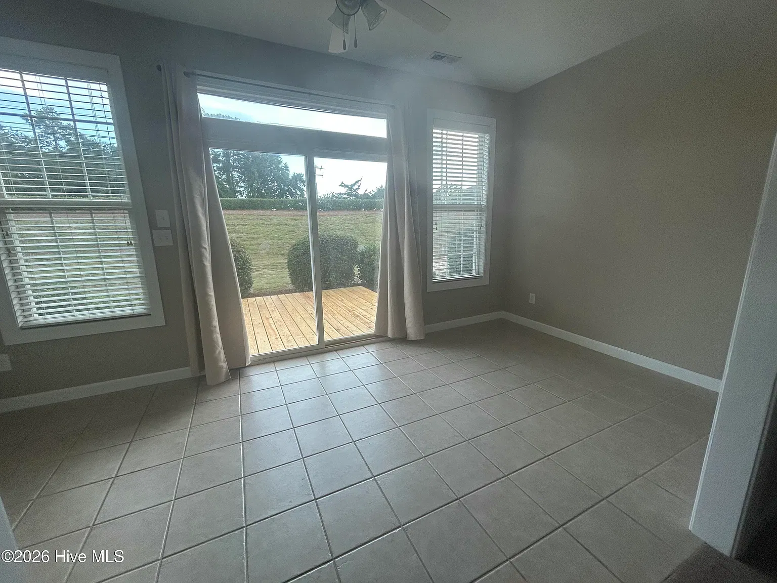 3 bed, 2.5 bath, 1986 sqft, $2,000 — Photo 4
