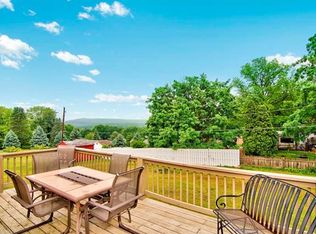 7221 N Gate Dr, Slatington, PA 18080
