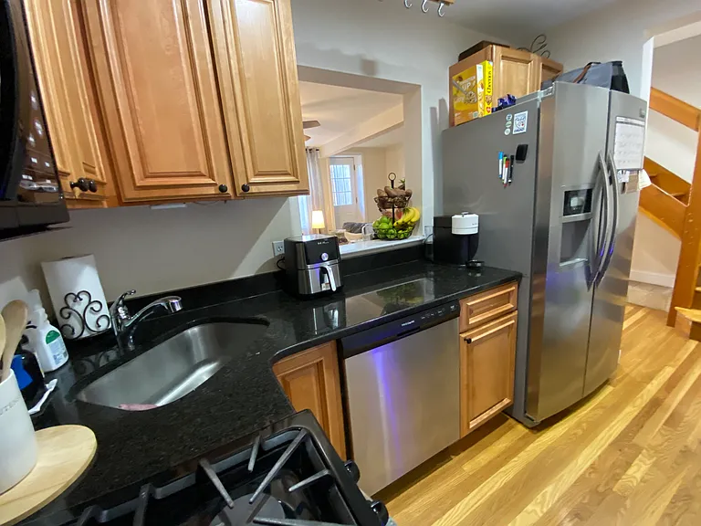 470 E 3rd St #1 — Photo 5
