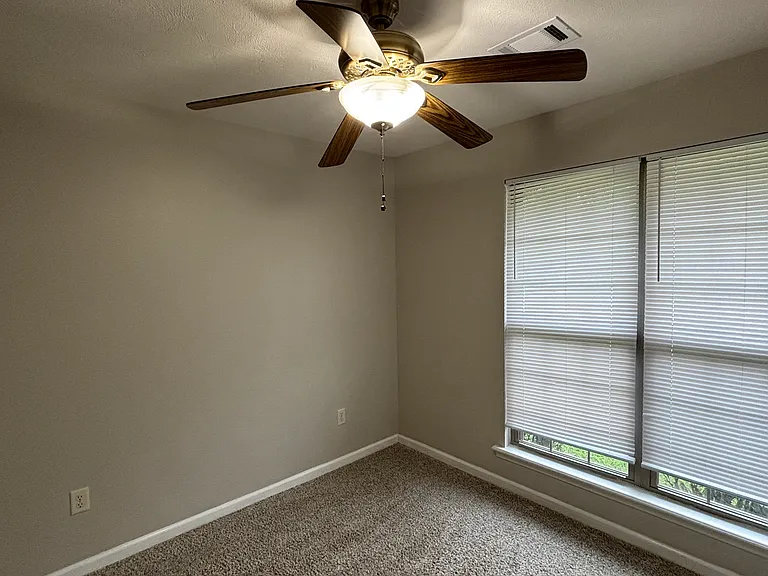 409 Calvin Ct — Photo 17