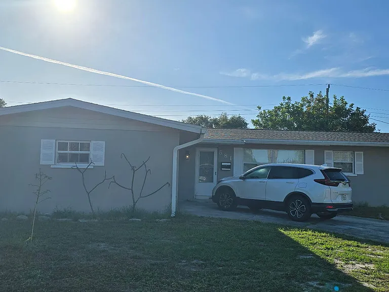581 Oxford Ave — Photo 1