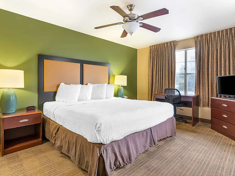 1 Bedroom Suite - 1 King Bed