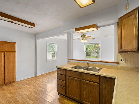 4th image of 402 Seneca St