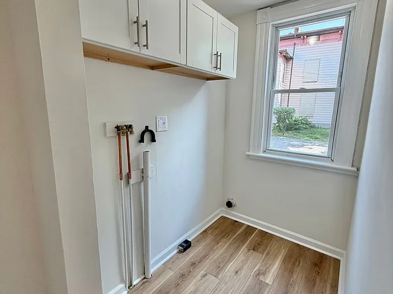 699 Stanley St — Photo 20