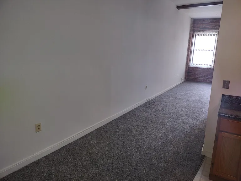 Marlboro Classic Apt & Redwood Square — Photo 33